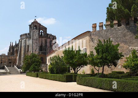 I giardini e la parte esterna del Convento di Cristo (Convento de Cristo), Tomar, Ribatejo, Portogallo, Europa Foto Stock