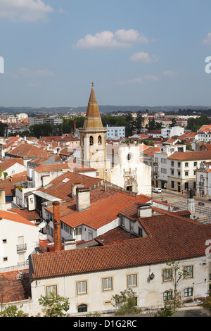 Tetti e la cuspide ottagonale della chiesa di San Giovanni Battista (Sao Joao Baptista) nella città di Tomar, Ribatejo, Portogallo Foto Stock