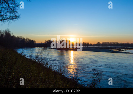 Un bellissimo tramonto sul fiume Ticino Foto Stock