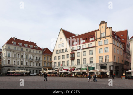 Edifici sulla piazza del Municipio (Raekoja plats), il Sito Patrimonio Mondiale dell'UNESCO, Tallinn, Estonia, Europa Foto Stock