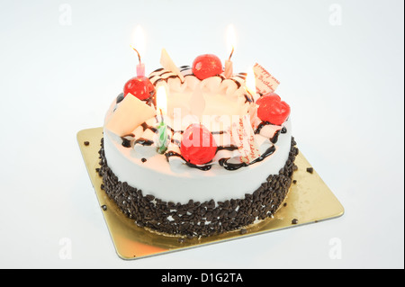 Torta di compleanno isolare su sfondo bianco Foto Stock