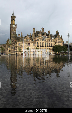 Bradford City Hall, si riflette nel centenario Piazza Fontana, Bradford, West Yorkshire, nello Yorkshire, Inghilterra Foto Stock