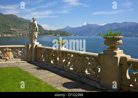 La vista dalla terrazza della settecentesca Villa del Balbianello nel sole primaverile, Lenno, Lago di Como, laghi italiani, l'Italia, Europa Foto Stock