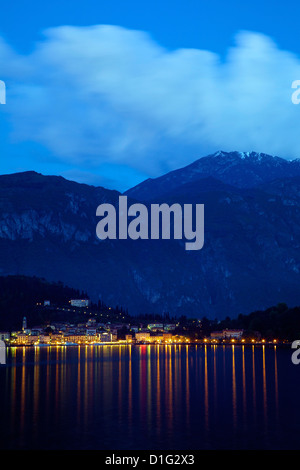 Le luci della sera di Bellagio, Lago di Como, Lombardia, laghi italiani, l'Italia, Europa Foto Stock