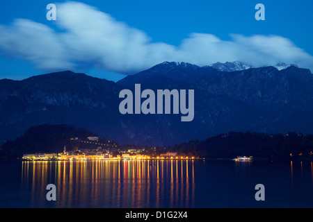 Le luci della sera di Bellagio, Lago di Como, Lombardia, laghi italiani, l'Italia, Europa Foto Stock