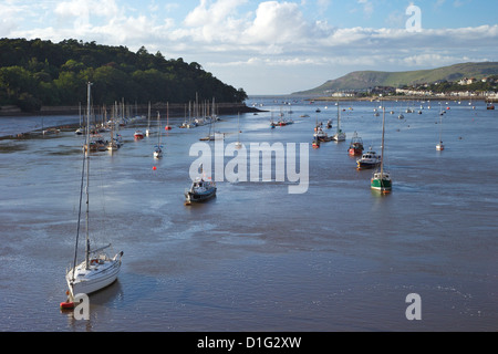 Fiume Conwy estuary cercando di Deganwy e Great Orme, Llandudno, in estate, Gwynedd, il Galles del Nord, Regno Unito, Europa Foto Stock