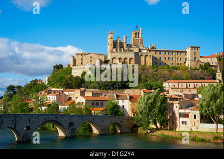 Cattedrale Saint-Nazaire e Pont Vieux (Ponte Vecchio) oltre il fiume Orb, Beziers, Herault, Languedoc, Francia, Europa Foto Stock