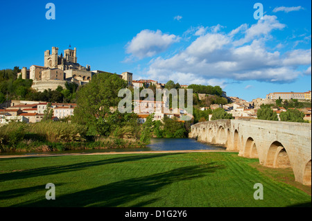Cattedrale Saint-Nazaire e Pont Vieux (Ponte Vecchio) oltre il fiume Orb, Beziers, Herault, Languedoc, Francia, Europa Foto Stock