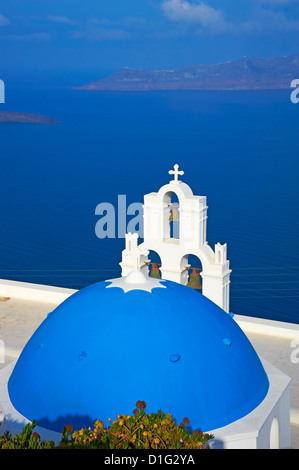 Chiesa con cupola blu che si affaccia sul Mar Egeo, Fira, Santorini, SANTORINI, CICLADI, isole greche, Grecia, Europa Foto Stock