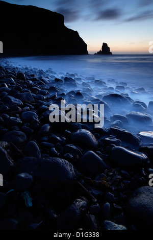 Twilight a Talisker Bay, Isola di Skye in Scozia, Regno Unito, Europa Foto Stock