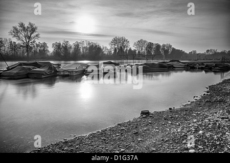 Un bellissimo tramonto sul fiume Ticino Foto Stock