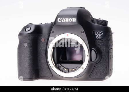 Attrezzature fotografiche - Canon EOS 6D reflex digitale full-frame, prezzo di bilancio. Corpo con lente rimosso. Foto Stock
