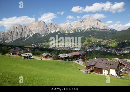 Vista sulla città e sulle montagne, Cortina d' Ampezzo, Provincia di Belluno, Veneto, Dolomiti, Italia, Europa Foto Stock