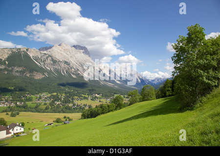 Vista sulla città e sulle montagne, Cortina d' Ampezzo, Provincia di Belluno, Veneto, Dolomiti, Italia, Europa Foto Stock