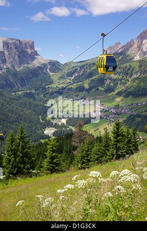 Vista dal Col Alto e funivia, Corvara Val Badia, Provincia Autonoma di Bolzano Alto Adige, Dolomiti italiane, Italia Foto Stock