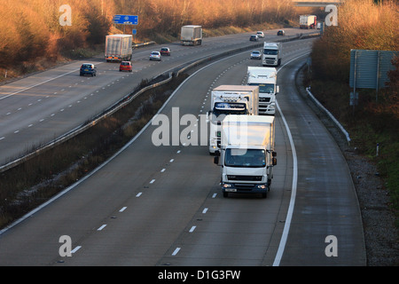 Camion e automobili che viaggia lungo l'autostrada M20 nel Kent Foto Stock