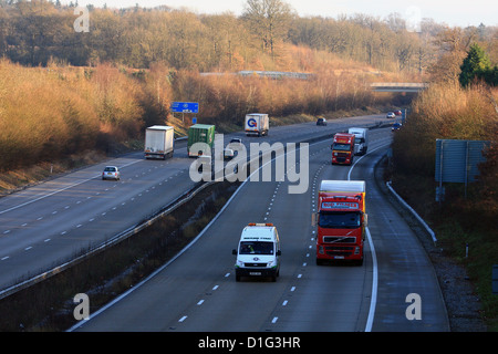 Camion e automobili che viaggia lungo l'autostrada M20 nel Kent Foto Stock