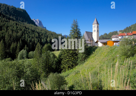 La Chiesa, in Val di Fassa, in provincia di Trento, Trentino Alto Adige, Dolomiti italiane, Italia, Europa Foto Stock