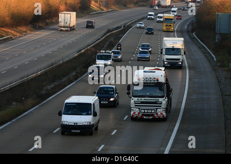 Camion e automobili che viaggia lungo l'autostrada M20 nel Kent Foto Stock