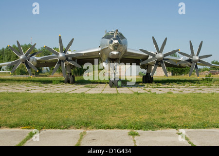 Vista frontale della vecchia Unione sovietica gamma lunga ASW (anti-sommergibile) aeromobili TU-142 Orso. Foto Stock