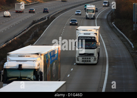 Camion e automobili che viaggia lungo l'autostrada M20 nel Kent Foto Stock