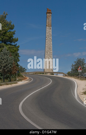 Vista della strada curva e la vecchia tubazione Foto Stock