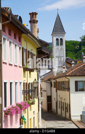 Vista della strada ed il campanile della città di Belluno, provincia di Belluno, Veneto, Italia, Europa Foto Stock