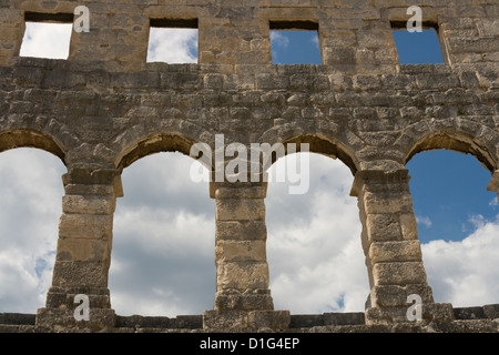 Uno dei meglio conservati di antico romano arenas (simile al famoso Colosseo di Roma) a Pula. Foto Stock