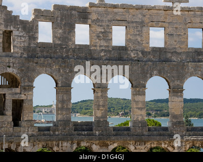 Uno dei meglio conservati di antico romano arenas (simile al famoso Colosseo di Roma) a Pula. Foto Stock