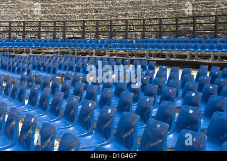 Spettatore la sedi nell'antica arena romana a Pola, in Croazia. Foto Stock