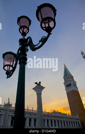 Vista del Campanile al tramonto, Piazza San Marco, Venezia, Sito Patrimonio Mondiale dell'UNESCO, Veneto, Italia, Europa Foto Stock