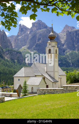 La chiesa, Colfosco, Val Badia, la provincia di Bolzano, Trentino Alto Adige, Italia, Europa Foto Stock