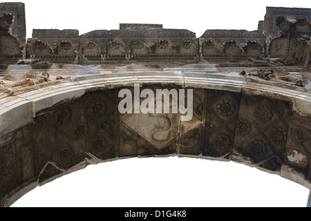 Roman arco trionfale (Arco di Sergii) a Pola, in Croazia. Il frammento isolato su bianco Foto Stock