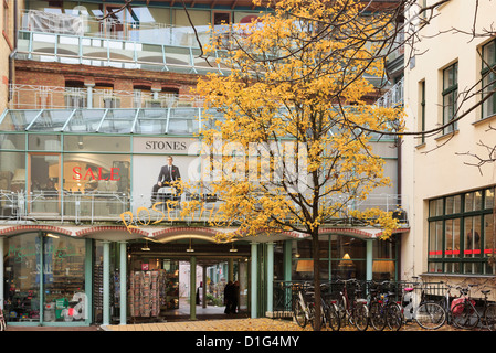 Negozi alla moda in il giardino storico cortili di Hackesche Hofe nella ex Berlino est, Germania Foto Stock