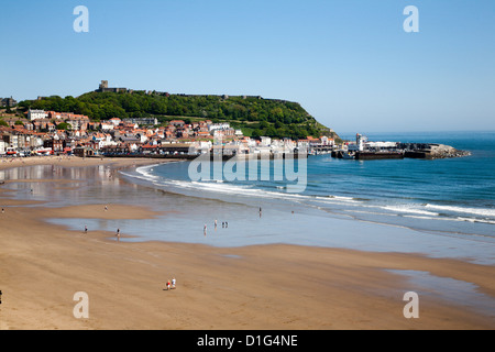 Sud sabbie dalla rupe, Scarborough, North Yorkshire, Yorkshire, Inghilterra, Regno Unito, Europa Foto Stock