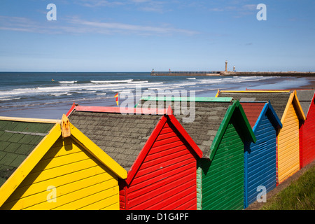 Spiaggia di capanne a Whitby Sands, Whitby, North Yorkshire, Yorkshire, Inghilterra, Regno Unito, Europa Foto Stock