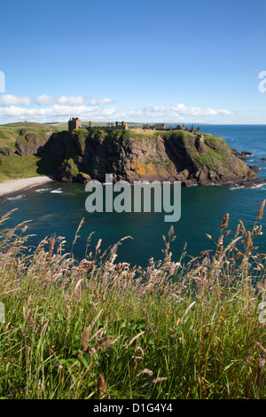 Castello di Dunnottar attraverso Old Hall baia vicino a Stonehaven, Aberdeenshire, Scotland, Regno Unito, Europa Foto Stock