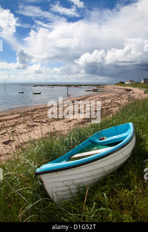 Barca da pesca sulla spiaggia a Carnoustie, Angus, Scotland, Regno Unito, Europa Foto Stock