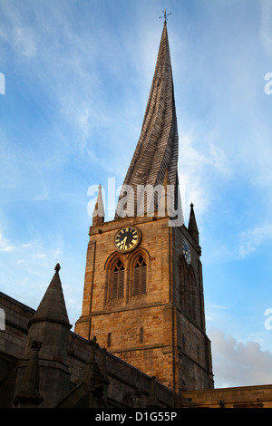 La Guglia storta presso la chiesa parrocchiale di Santa Maria e di tutti i santi, Chesterfield, Derbyshire, England, Regno Unito, Europa