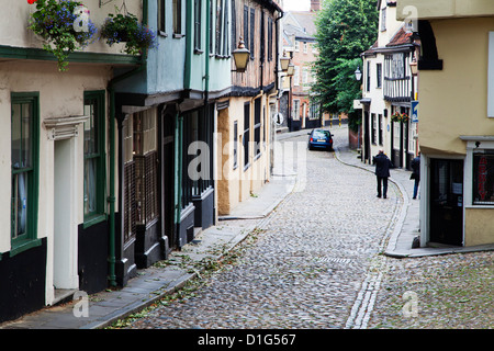 Vecchia strada di ciottoli di Elm Hill, Norwich, Norfolk, Inghilterra, Regno Unito, Europa Foto Stock