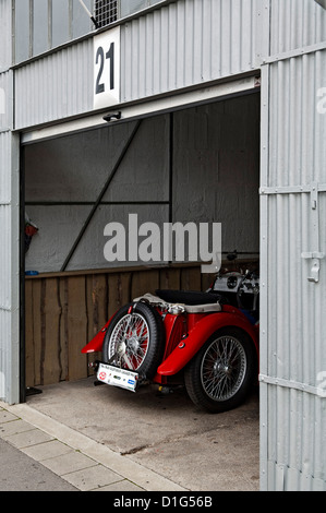 Storica MG auto in garage Foto Stock