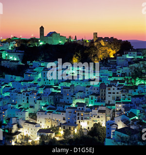 Bianco villaggio andaluso al crepuscolo, Casares, Andalusia, Spagna, Europa Foto Stock