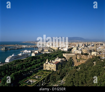 Vista su Ayuntamiento e città da Castillo de Gibralfaro, Malaga, Andalusia, Mediterraneo, Europa Foto Stock