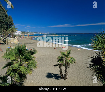 Vista lungo la spiaggia, Marbella, Costa del Sol, Andalusia, Mediterraneo, Europa Foto Stock
