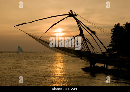 Cinese di reti da pesca al tramonto, Kochi (Cochin), Kerala, India, Asia Foto Stock