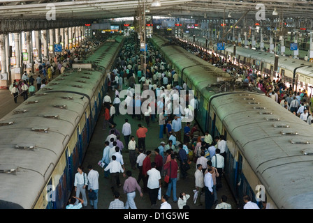 Rush Hour nel Victoria Terminus (Chhatrapati Shivaji Terminus), Mumbai (Bombay), Maharashtra, India, Asia Foto Stock