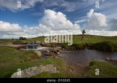 Croce Beckamoor noto anche come ventoso Post un waymarker su gli abati modo. Parco Nazionale di Dartmoor Devon UK. Foto Stock