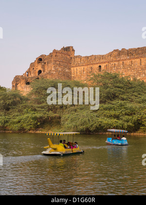 Barche nel fossato attorno Purana Qila Delhi più antichi del Forte, costruito nel 1583, Delhi in India. Foto Stock