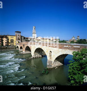 Ponte Pietra e del fiume Adige, Verona, Sito Patrimonio Mondiale dell'UNESCO, Veneto, Italia, Europa Foto Stock