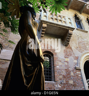 Il balcone di Giulietta e la statua, Verona, Sito Patrimonio Mondiale dell'UNESCO, Veneto, Italia, Europa Foto Stock
